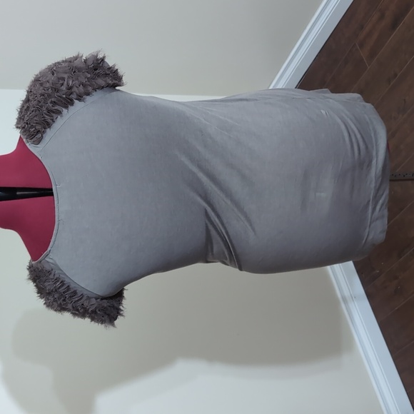 BCBGMAXAZRIA| Grey Stretch Short Sleeved T-shirt With Puffed Floral Design - Picture 3 of 12